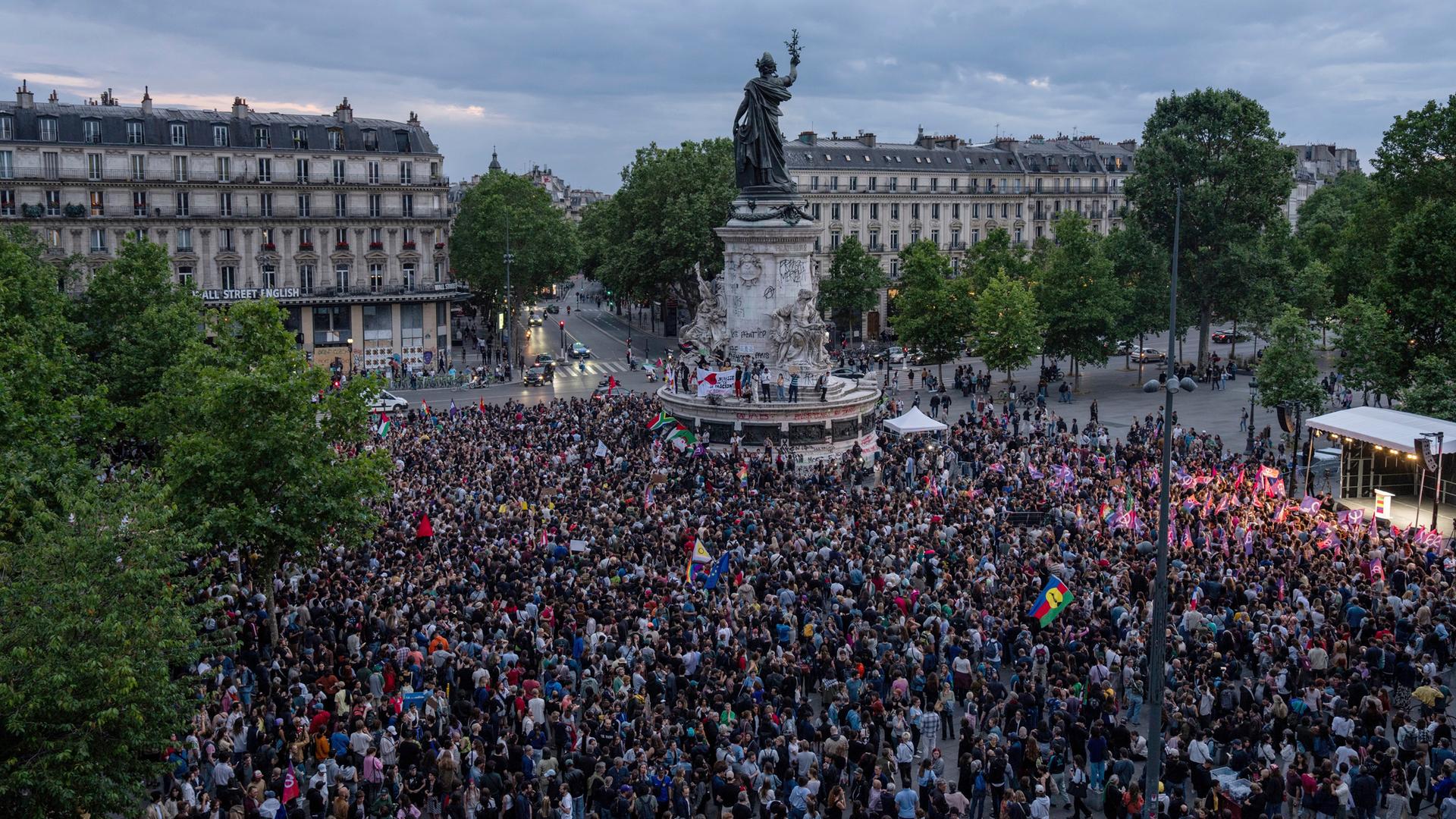 Eine Menschenmenge protestiert gegen die rechtsextreme Nationale Sammlungsbewegung. Das Rassemblement National könnte künftig stärkste Kraft in der französischen Nationalversammlung werden.