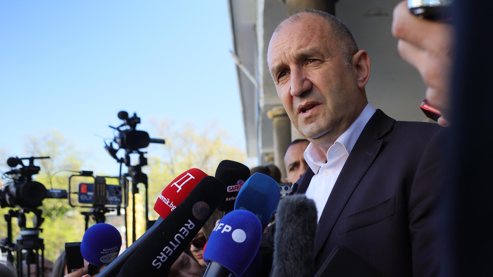 Der ehemalige bulgarische Präsident Rumen Radew spricht zu Journalisten, nachdem er seine Stimme in einem Wahllokal während der vorgezogenen Parlamentswahlen abgegeben hat. 