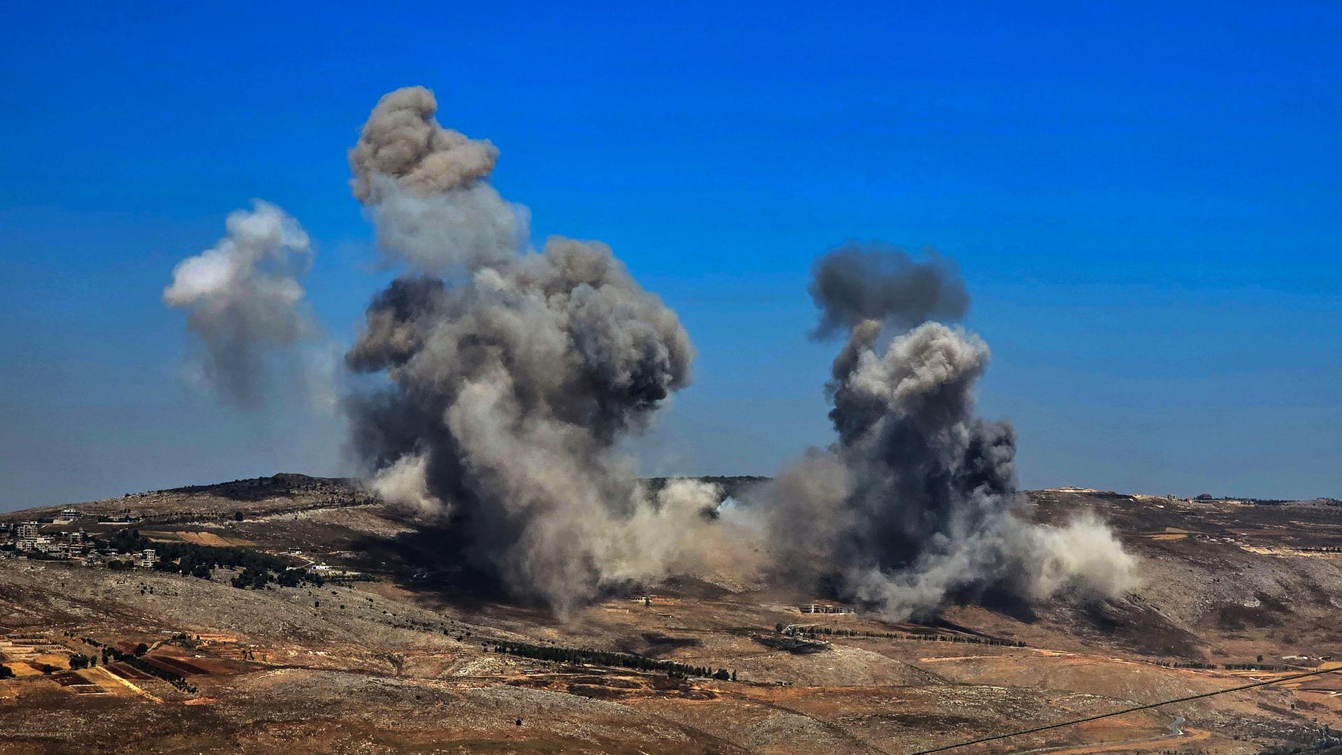 Rauchschwaden nach israelischen Angriffen auf Gebiete im Südlibanon, die angeblich auf pro-iranische Hisbollah-Stellungen am Rande der südlibanesischen Stadt Nabatijeh abzielten. Rauchschwaden nach israelischen Angriffen auf Gebiete im Südlibanon, die angeblich auf pro-iranische Hisbollah-Stellungen am Rande der südlibanesischen Stadt Nabatijeh abzielten.