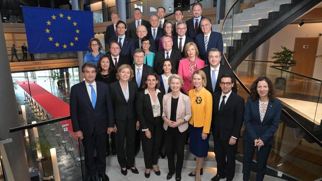 Straßburg: Ursula von der Leyen (CDU, vorn 4.v.l), Präsidentin der Europäischen Kommission, steht im EU-Parlament mit den Kommissionsmitgliedern zusammen für ein Gruppenfoto