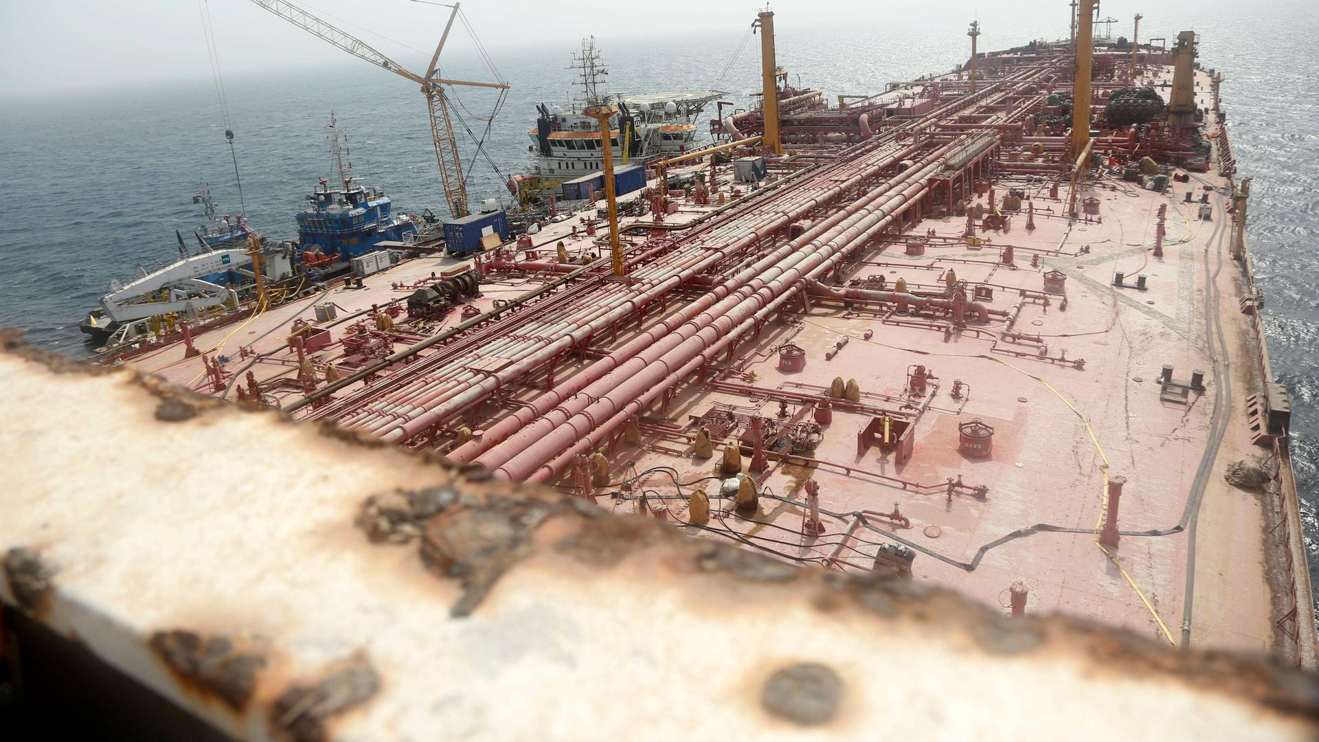 Blick von der Brücke des maroden Öltankers FSO Safer vor der jemenitischen Küste.