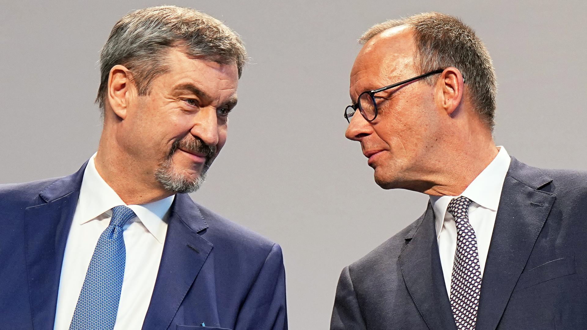 Markus Söder und Friedrich Merz Seite an Seite bei einer Pressekonferenz