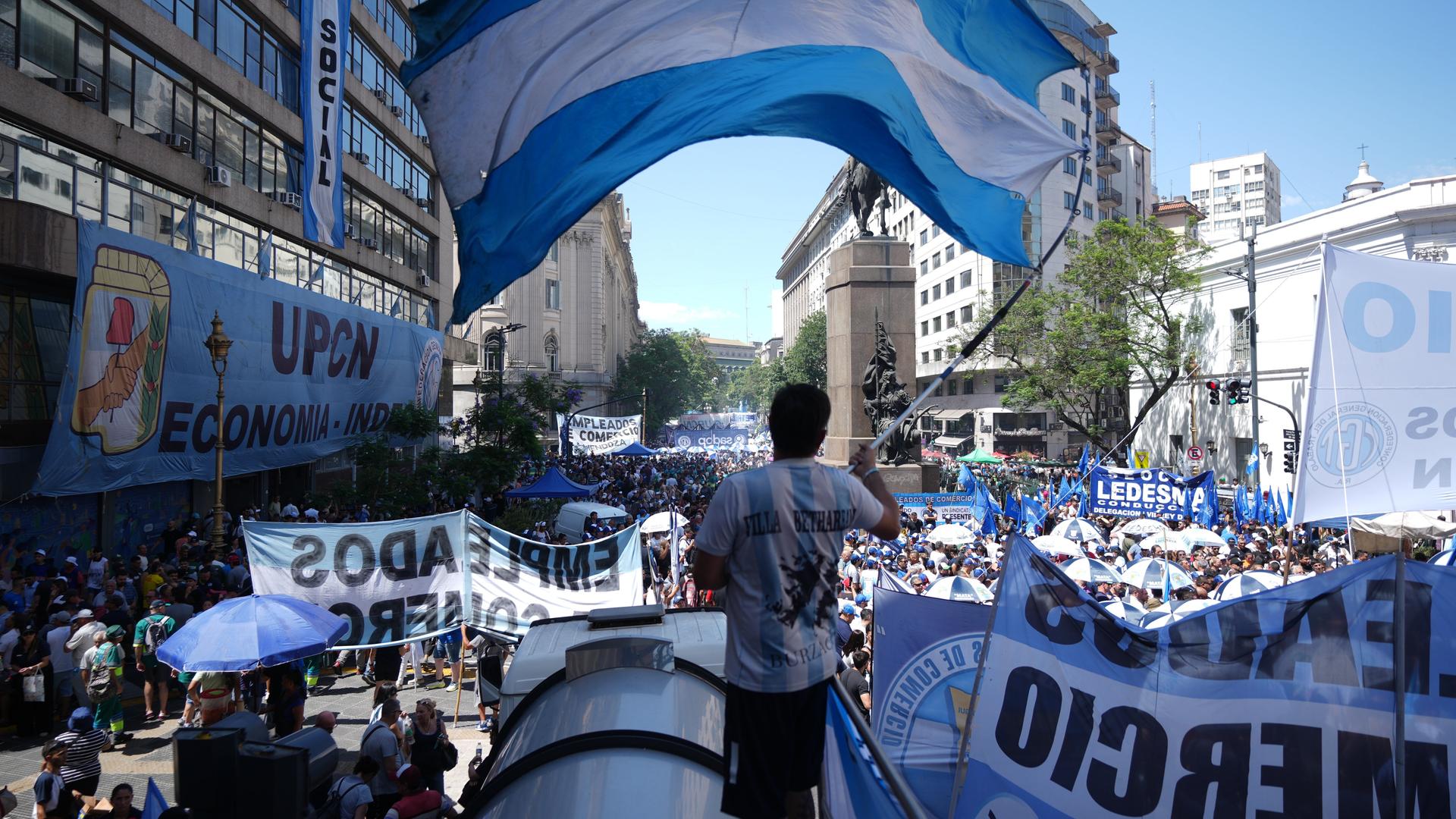 Buenos Aires: Menschen protestieren gegen die von Präsident Milei vorgeschlagene Arbeitsrechtsreform.