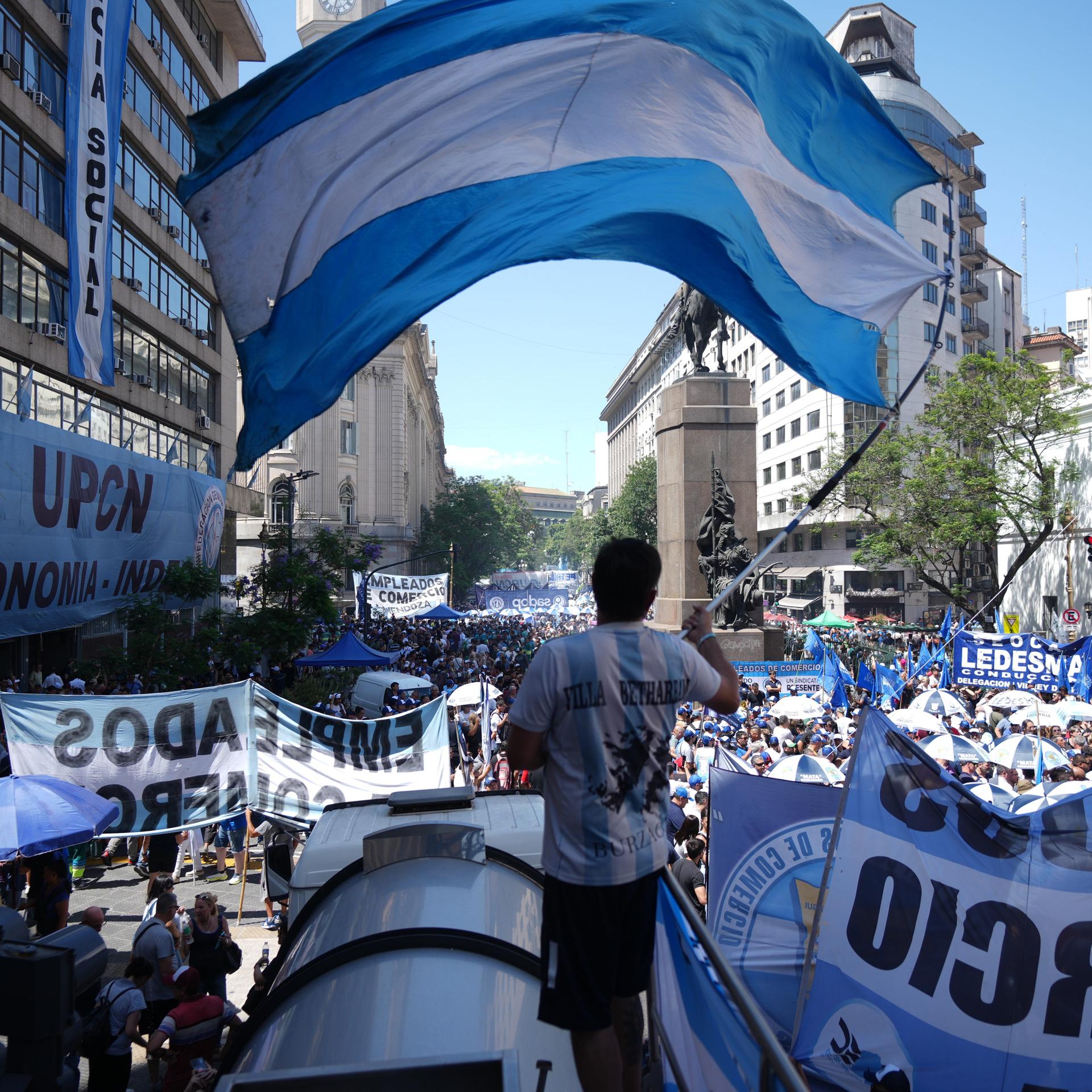 Buenos Aires: Menschen protestieren gegen die von Präsident Milei vorgeschlagene Arbeitsrechtsreform.