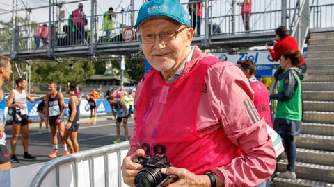 Horst Milde beim Berlin-Marathon als Zuschauer im Ziel