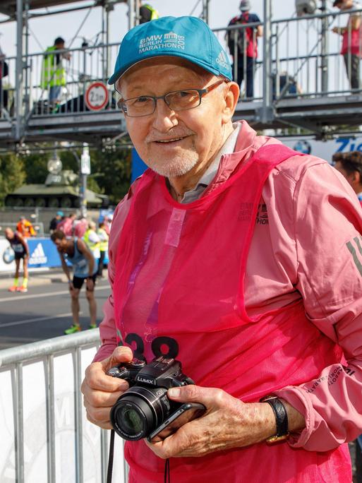 Horst Milde beim Berlin-Marathon als Zuschauer im Ziel