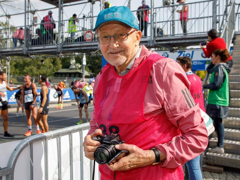 Horst Milde beim Berlin-Marathon als Zuschauer im Ziel