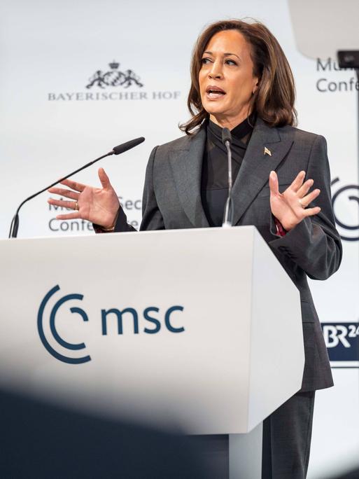 Die amerikanische Vizepräsidentin Kamala Harris bei einer Rede auf der Münchner Sicherheitskonferenz. Im Vordergrund das Rednerpult mit dem Logo der Konferenz. 