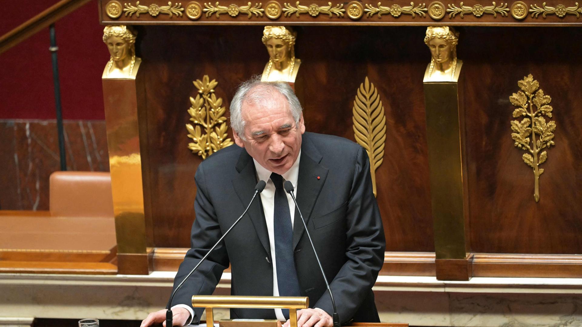 Frankreichs Premier Francois Bayrou hält eine Rede auf einer Sitzung des französischen Parlaments über das Finanzgesetz 2025 und den Haushalt für die soziale Sicherheit in der Nationalversammlung, dem Unterhaus des französischen Parlaments, in Paris. 