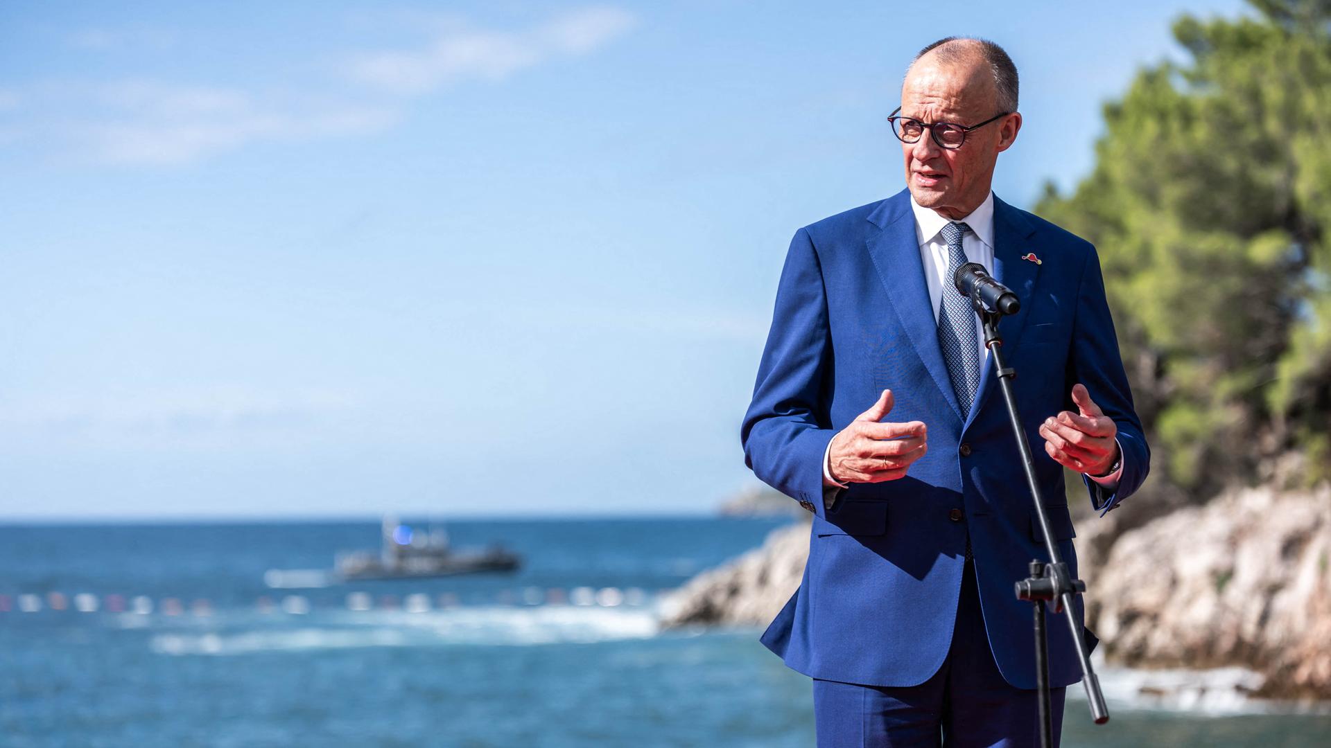 Bundeskanzler Friedrich Merz (CDU) kommt in Montenegro zum Westbalkangipfel in Sveti Stefan an und spricht bei einem Statement.