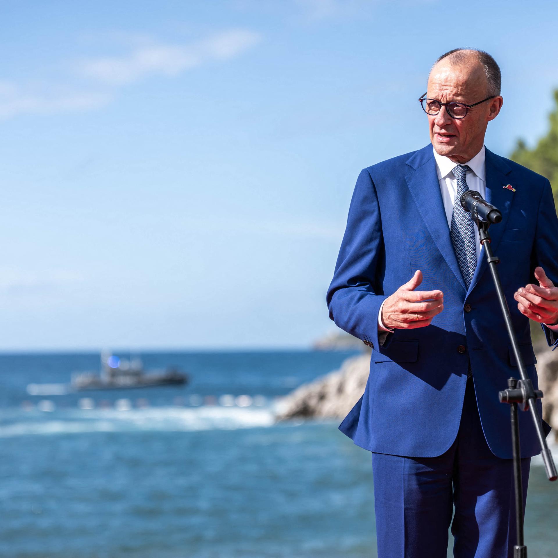 Bundeskanzler Friedrich Merz (CDU) kommt in Montenegro zum Westbalkangipfel in Sveti Stefan an und spricht bei einem Statement.