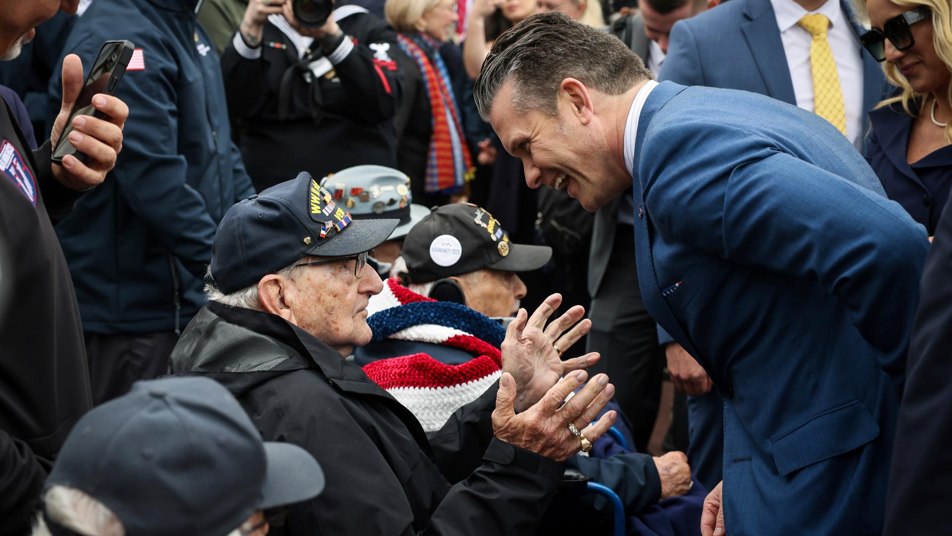 US-Verteidigungsminister Pete Hegseth und seine Frau Jennifer Rauchet treffen auf einem Friedhof in der Normandie amerikanische Veteranen des Zweiten Weltkriegs, die am 6. Juni 2025 in Colleville-sur-Mer an den 81. Jahrestag der D-Day-Landung erinnern. US-Verteidigungsminister Pete Hegseth und seine Frau Jennifer Rauchet treffen auf einem Friedhof in der Normandie amerikanische Veteranen des Zweiten Weltkriegs, die am 6. Juni 2025 in Colleville-sur-Mer an den 81. Jahrestag der D-Day-Landung erinnern.