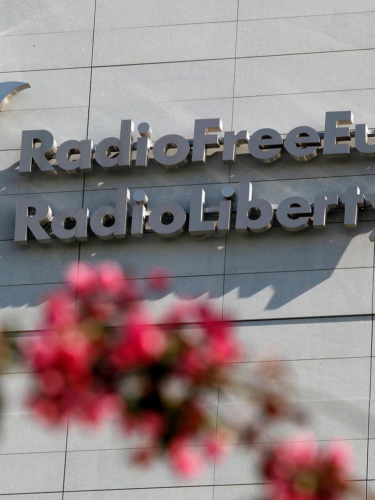Der Schriftzug und das Fackel-Logo von "Radio Free Europe" auf einer Fassade