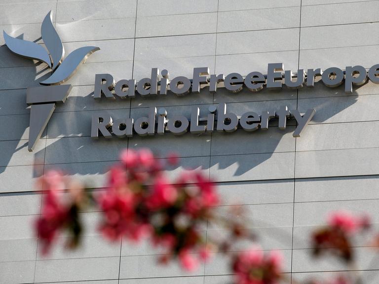 Der Schriftzug und das Fackel-Logo von "Radio Free Europe" auf einer Fassade