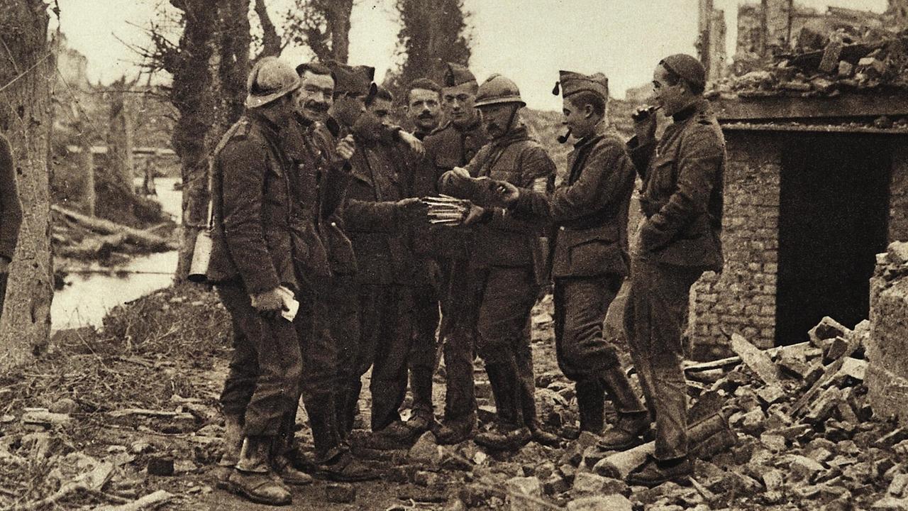 Soldaten erhalten Briefe vom Briefträger in der zerstörten Stadt Ypern in Flandern, Erster Weltkrieg, Belgien