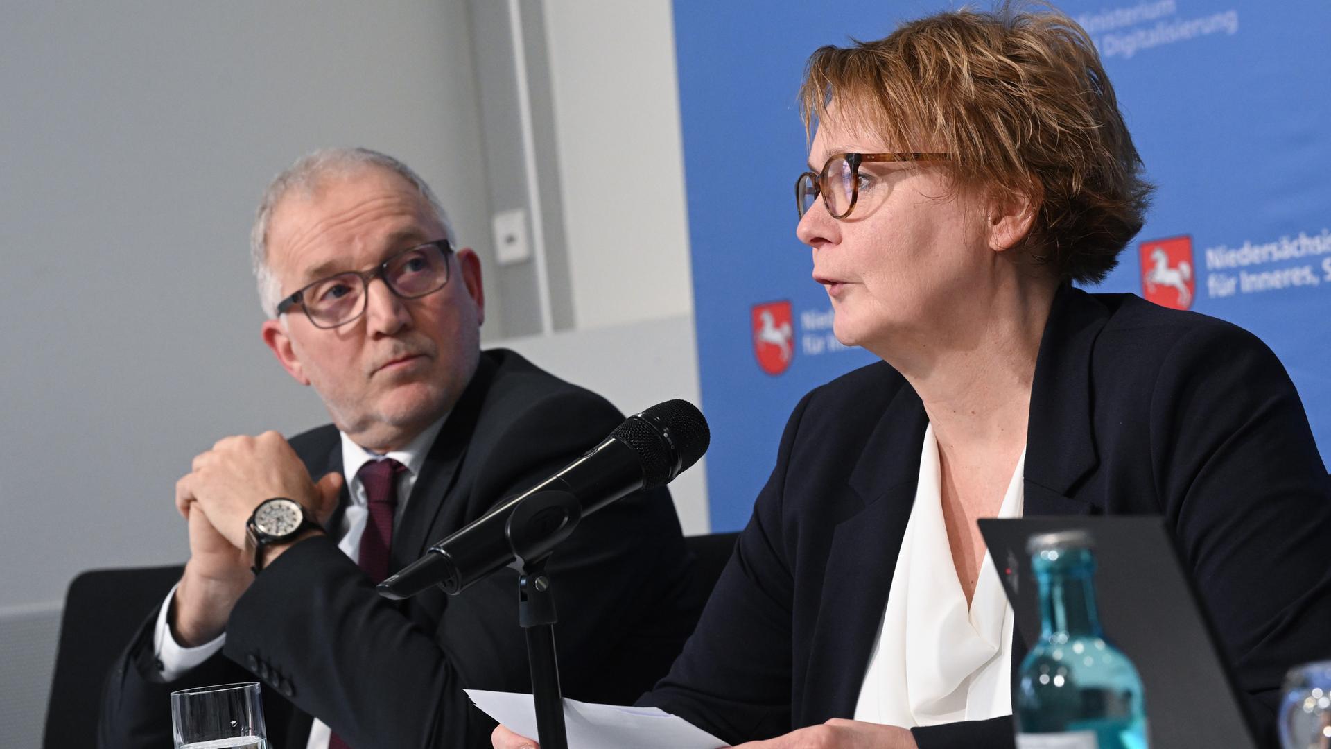 Daniela Behrens (SPD), Innenministerin von Niedersachsen, und Dirk Pejril, Landes-Verfassungsschutzchef, sprechen bei einer Pressekonferenz in Hannover. 