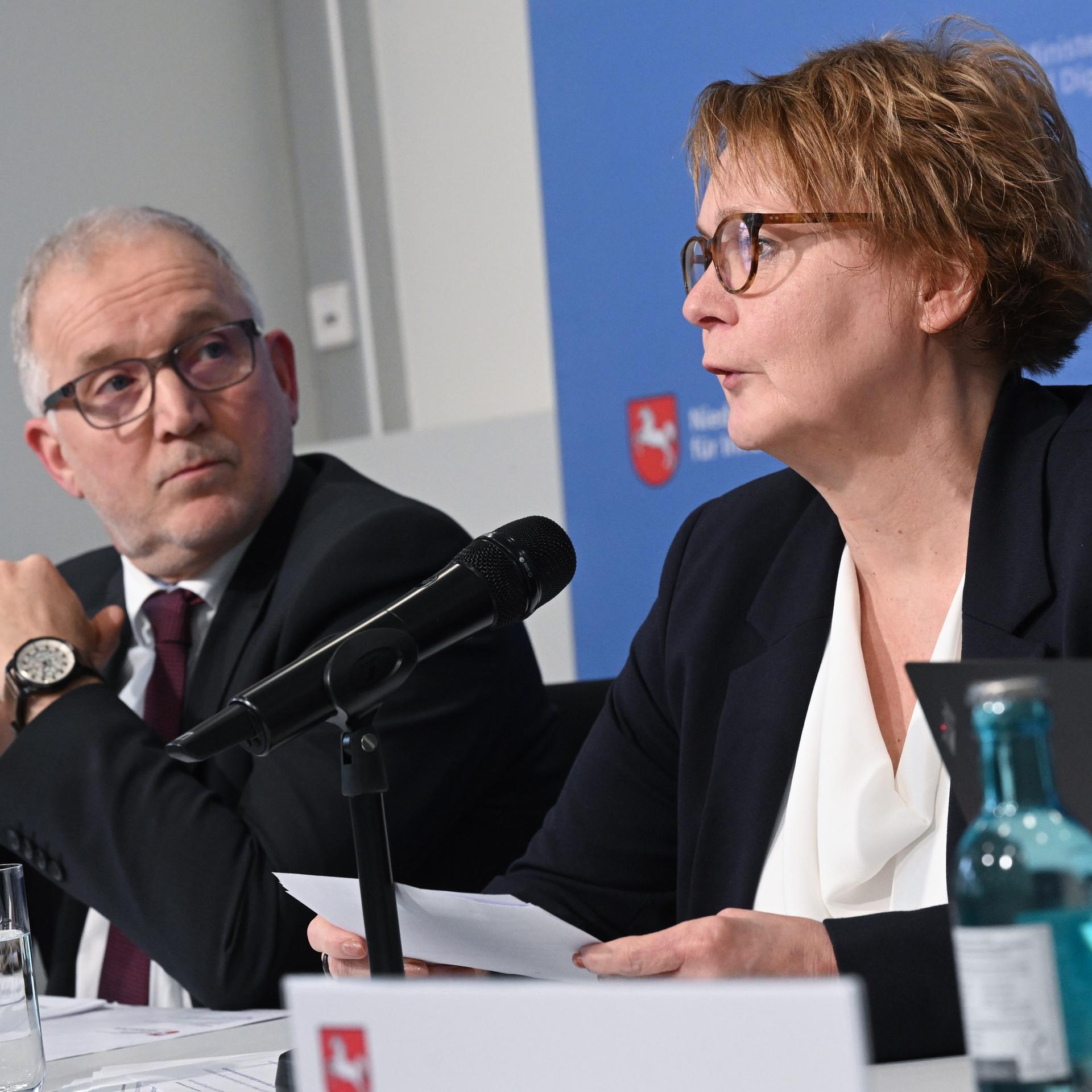 Daniela Behrens (SPD), Innenministerin von Niedersachsen, und Dirk Pejril, Landes-Verfassungsschutzchef, sprechen bei einer Pressekonferenz in Hannover. 