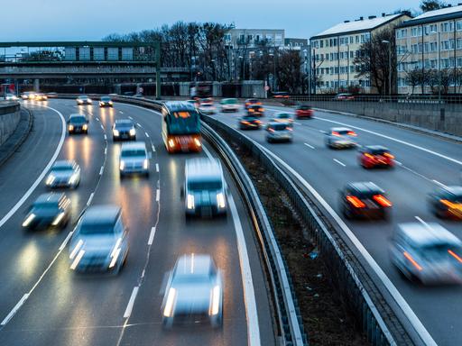 Die Autobahn A 96, München-Lindau, noch im Münchner Stadtgebiet, am 17. Januar 2023 in Deutschland.