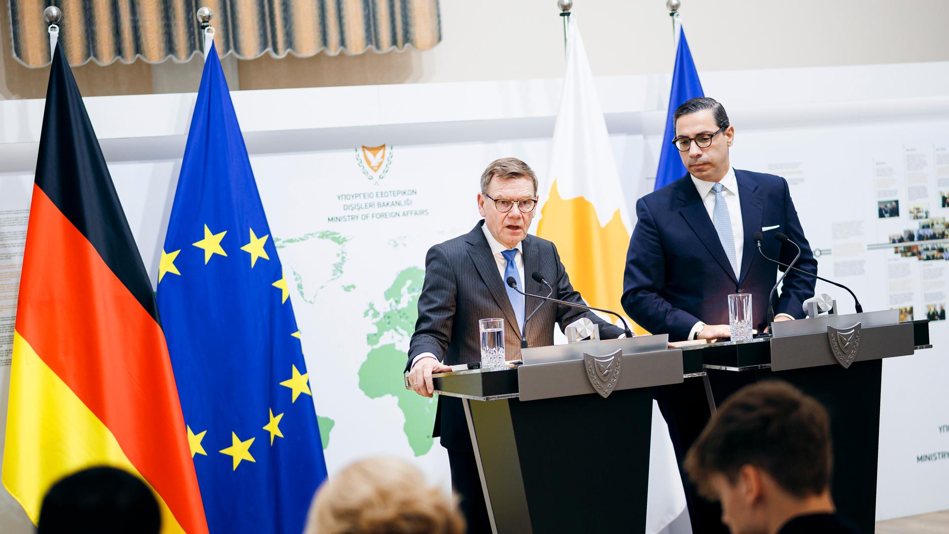 Johann Wadephul (CDU), Bundesaussenminister, und Constantinos Kombos, Minister für Auswärtige Angelegenheiten der Republik Zypern geben eine Pressekonferenz in Nicosia.