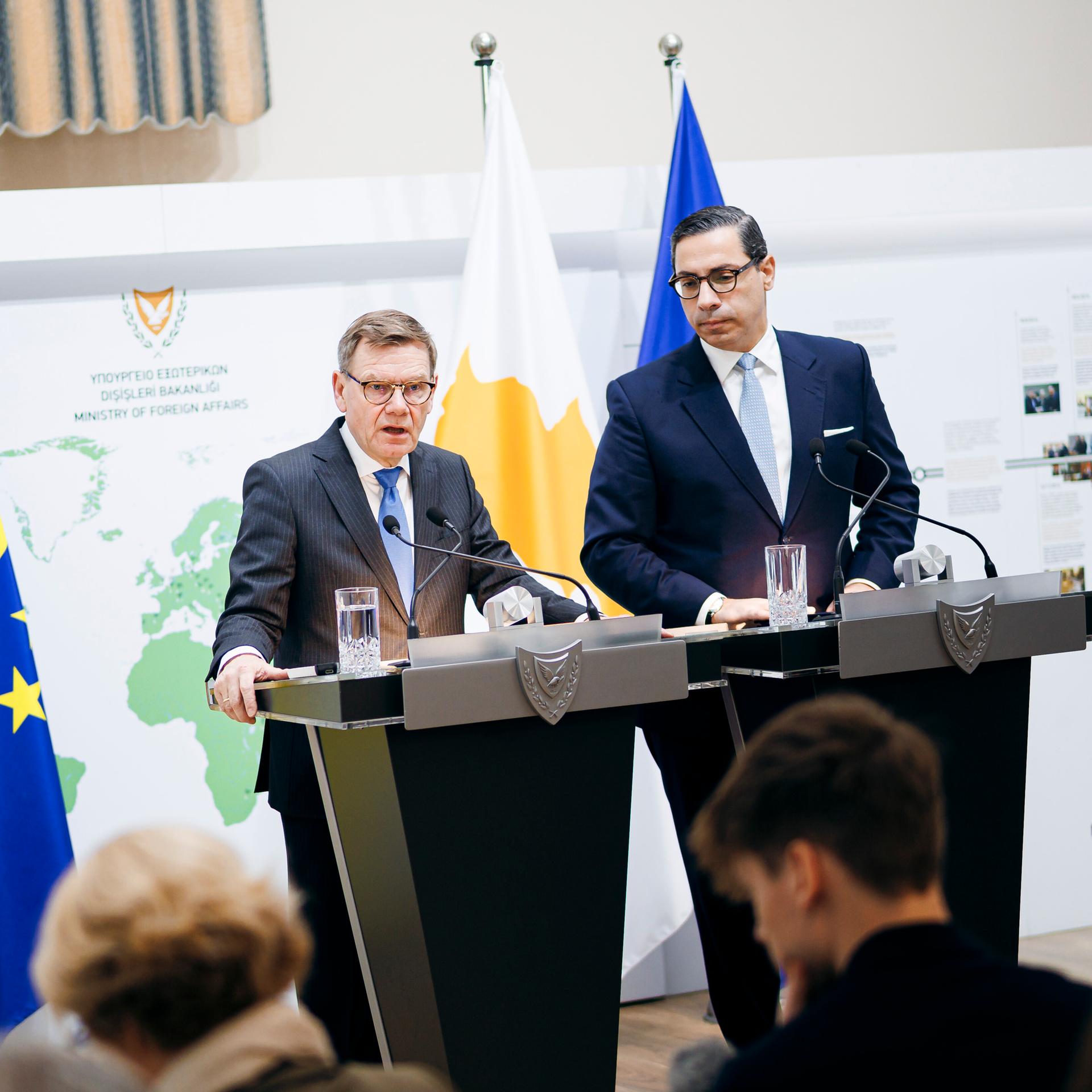 Johann Wadephul (CDU), Bundesaussenminister, und Constantinos Kombos, Minister für Auswärtige Angelegenheiten der Republik Zypern geben eine Pressekonferenz in Nicosia.