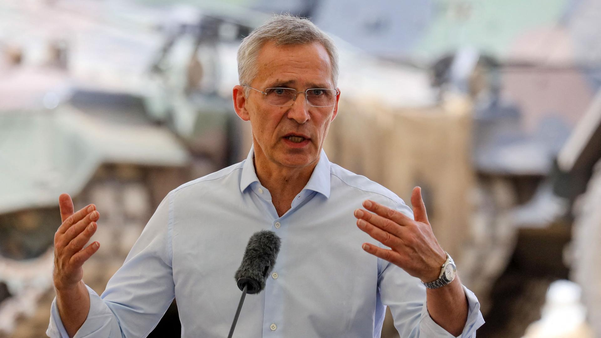 NATO-Generalsekretär Jens Stoltenberg in zivil mit einem weißen Hemd in Litauen, im Hintergrund ist militärisches Gerät zu sehen NATO-Generalsekretär Jens Stoltenberg in zivil mit einem weißen Hemd in Litauen, im Hintergrund ist militärisches Gerät zu sehen