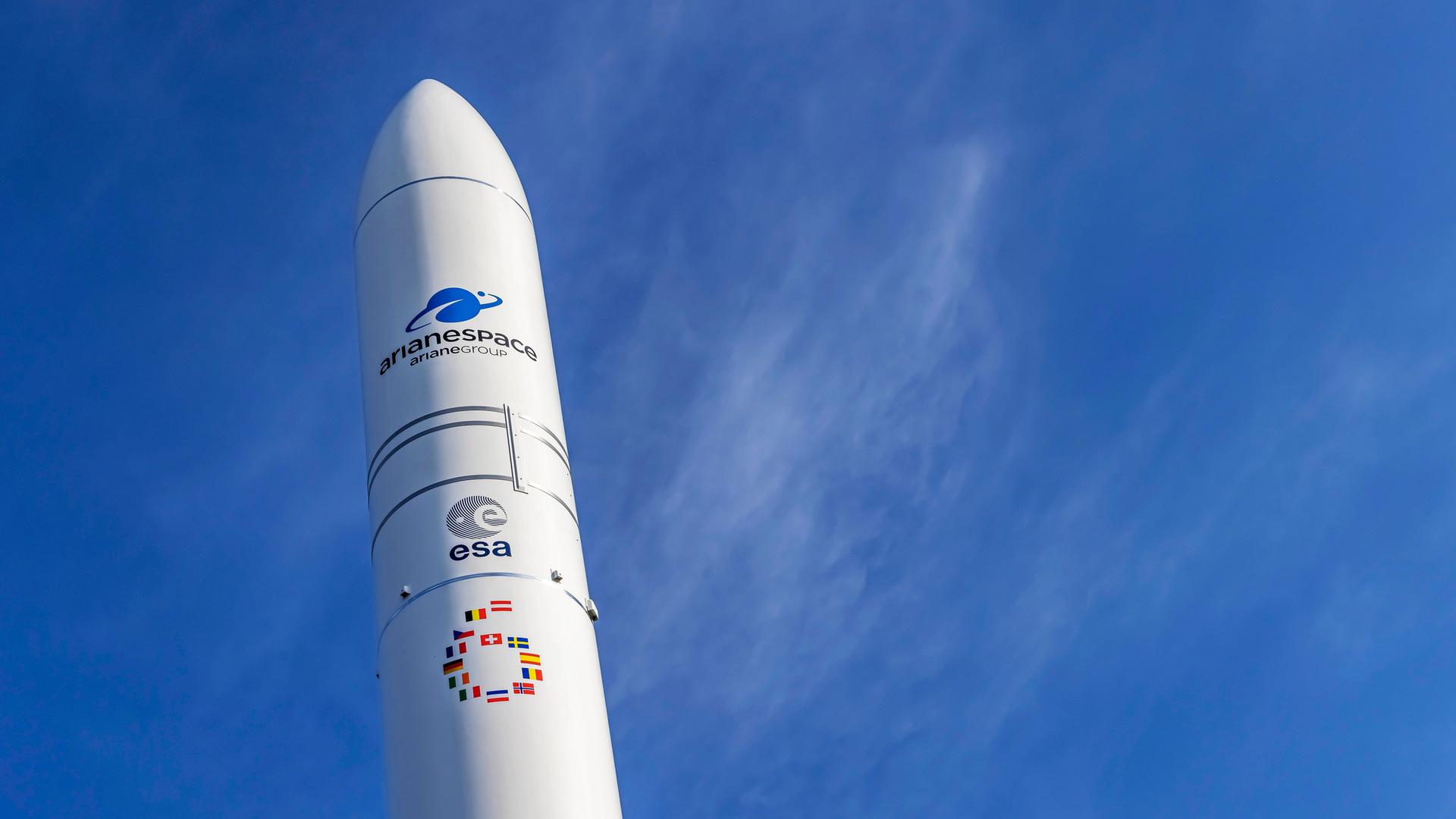 Spitze einer Ariane-Rakete vor blauem Himmel