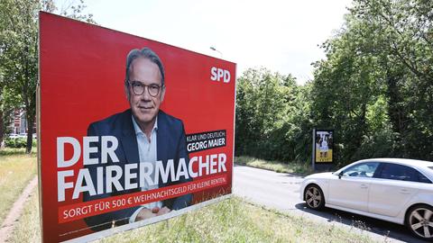 SPD-Wahlplakat mit Georg Maier und der Aufschrift: Der Fairermacher sorgt fuer 500 € Weihnachtsgeld für kleine Renten