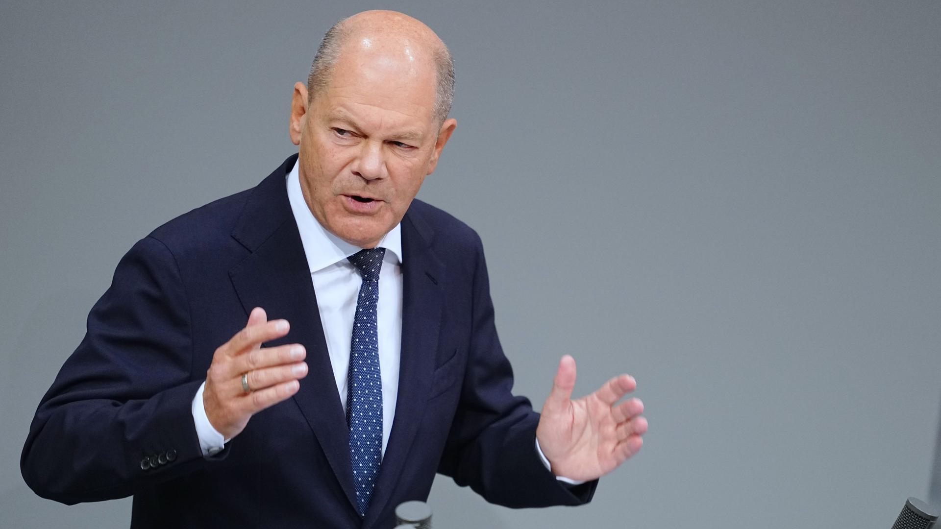 Bundeskanzler Olaf Scholz (SPD) hält eine Rede