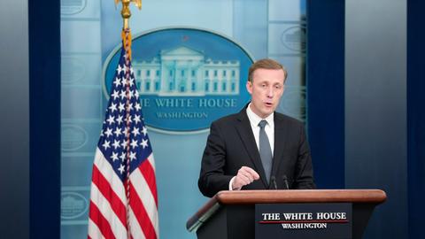 Der nationale Sicherheitsberater des Weißen Hauses, Jake Sullivan, steht an einem Redepult. Hinter ihm sind eine US-Flagge und ein großes Logo des Weißen Hauses zu sehen. 