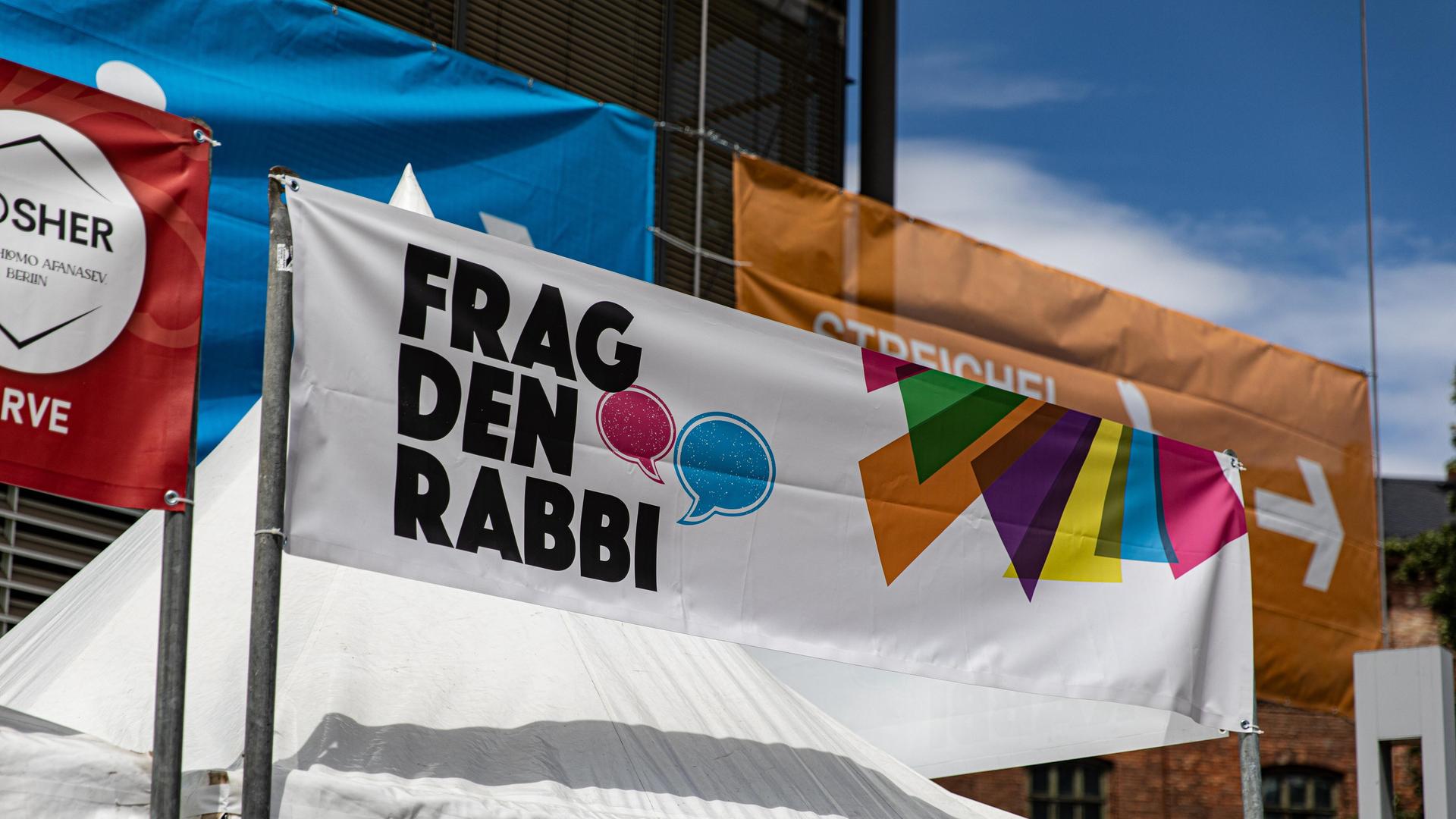 Menschen feiern bei einem Fest in Berlins historischer Synagoge 