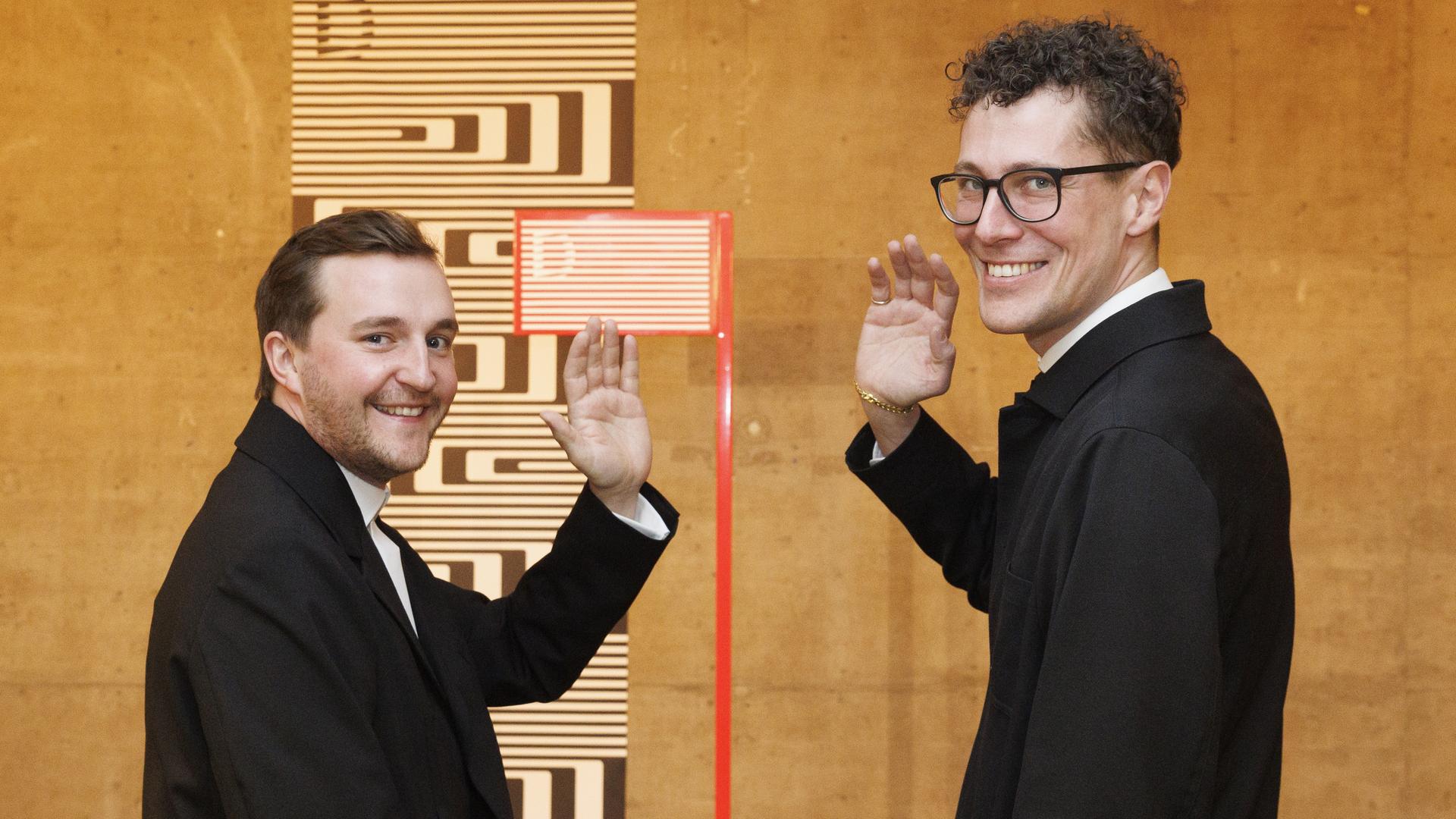 Die Diagonale-Intendanten Sebastian Höglinger (links) und Peter Schernhuber winkend bei der Eröffnung des Filmfestival in Graz. 