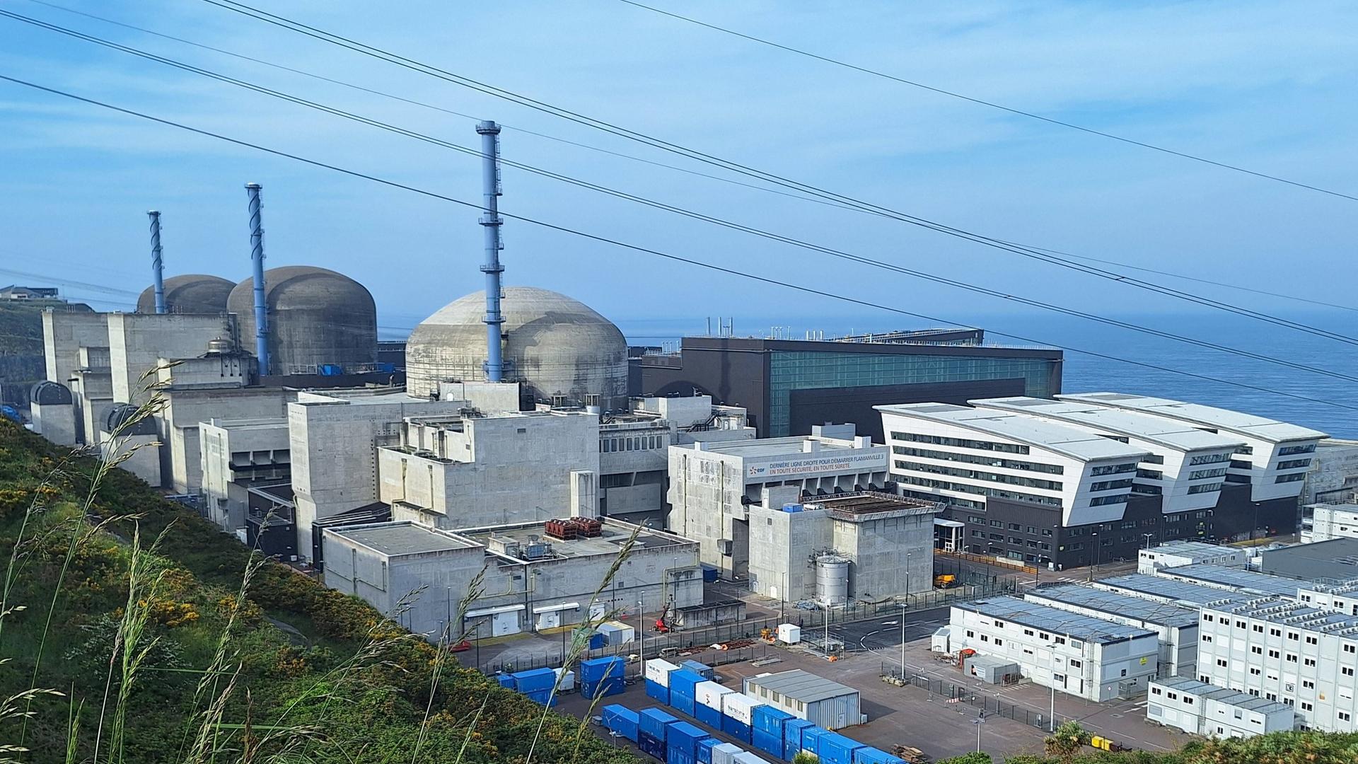 Blick auf den EPR Flamanville und die beiden anderen Kraftwerke im Hintergrund.