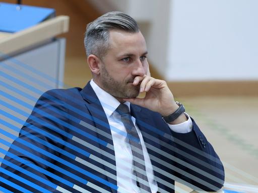 Ulrich Siegmund sitzt im Landtag Sachsen-Anhalt, sein Kopf ist auf seine Hand gestützt, er trägt Anzug und Krawatte. Ulrich Siegmund sitzt im Landtag Sachsen-Anhalt, sein Kopf ist auf seine Hand gestützt, er trägt Anzug und Krawatte.