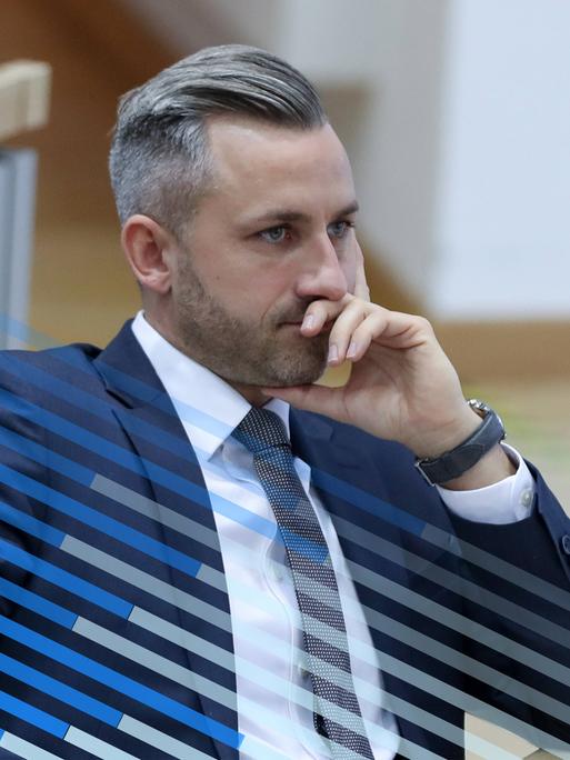 Ulrich Siegmund sitzt im Landtag Sachsen-Anhalt, sein Kopf ist auf seine Hand gestützt, er trägt Anzug und Krawatte. Ulrich Siegmund sitzt im Landtag Sachsen-Anhalt, sein Kopf ist auf seine Hand gestützt, er trägt Anzug und Krawatte.