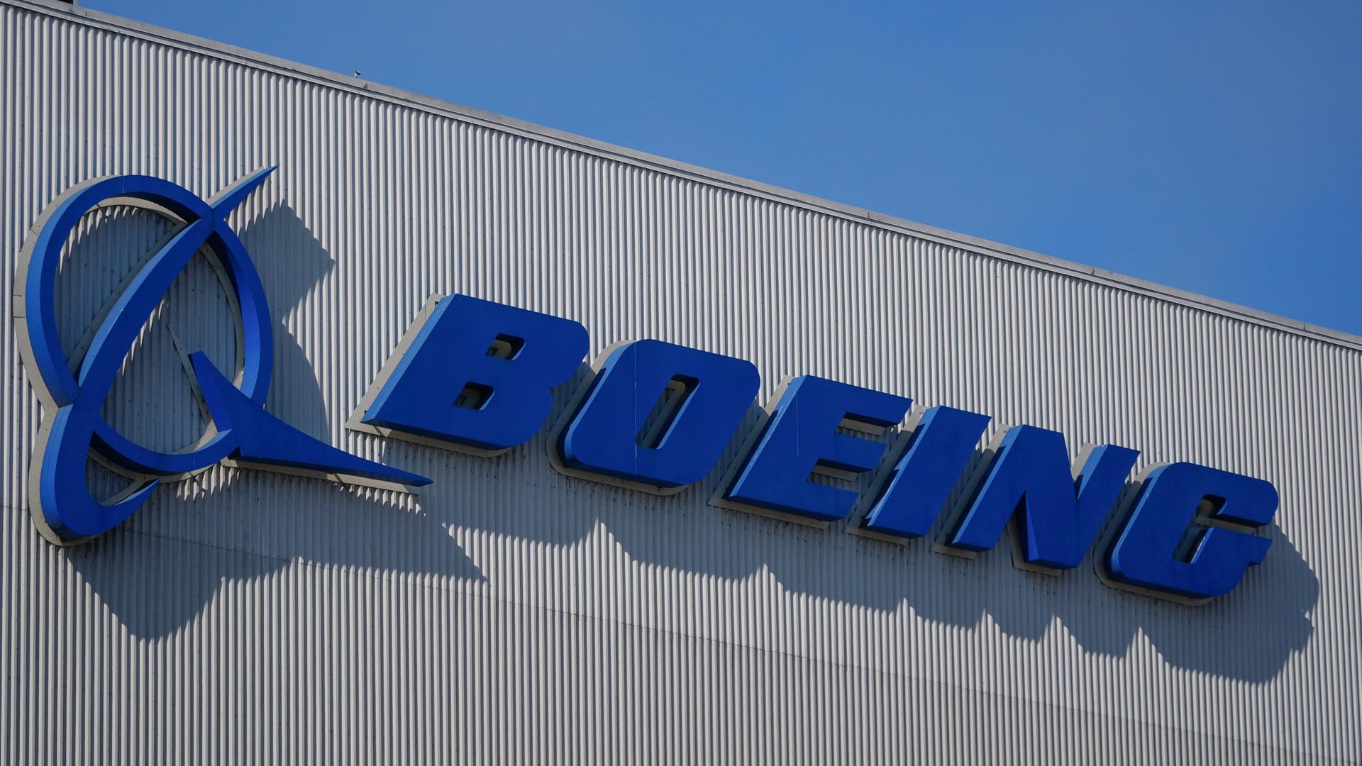 Das Boeing-Logo ist in der Fabrik des Unternehmens in Renton, Washington