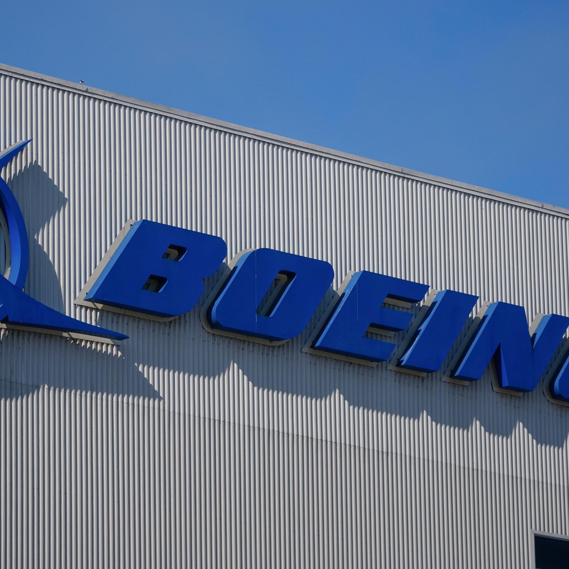 Das Boeing-Logo ist in der Fabrik des Unternehmens in Renton, Washington