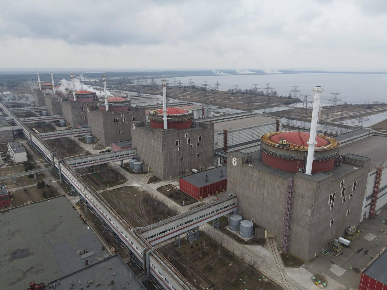 Die grauen Reaktorblöcke des Kernkraftwerks aus der Luft fotografiert.