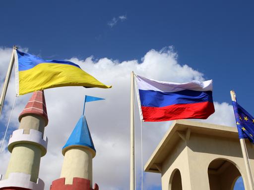 Bei einem Hotel in Sharm El Sheikh, Ägypten, wehen die Flaggen der Ukraine und Russlands vor hellblauem Himmel.