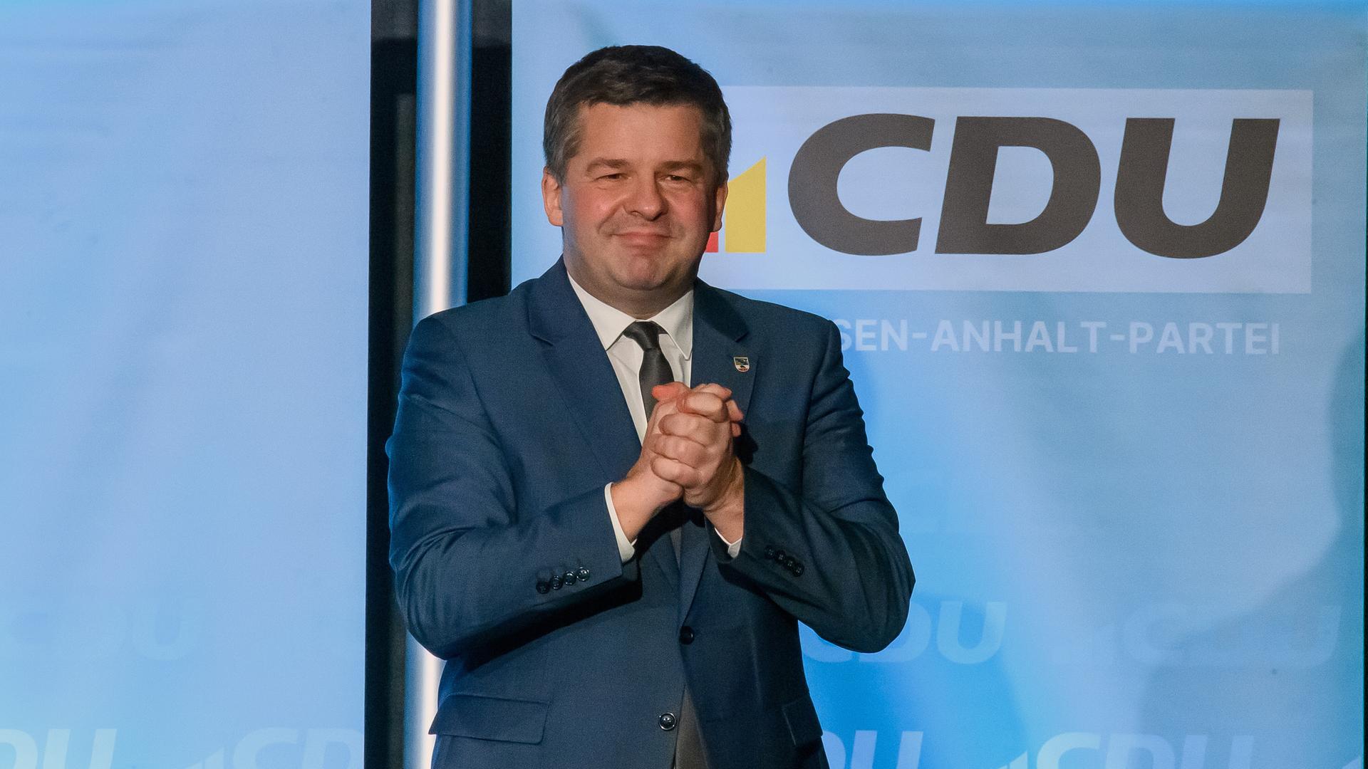 Sven Schulze, Minister für Wirtschaft, Tourismus, Landwirtschaft und Forsten von Sachsen-Anhalt sowie CDU-Landesvorsitzender und Spitzenkandidat für die Landtagswahl 2026, macht eine dankende Geste mit seinen Händen. Sven Schulze, Minister für Wirtschaft, Tourismus, Landwirtschaft und Forsten von Sachsen-Anhalt sowie CDU-Landesvorsitzender und Spitzenkandidat für die Landtagswahl 2026, macht eine dankende Geste mit seinen Händen.