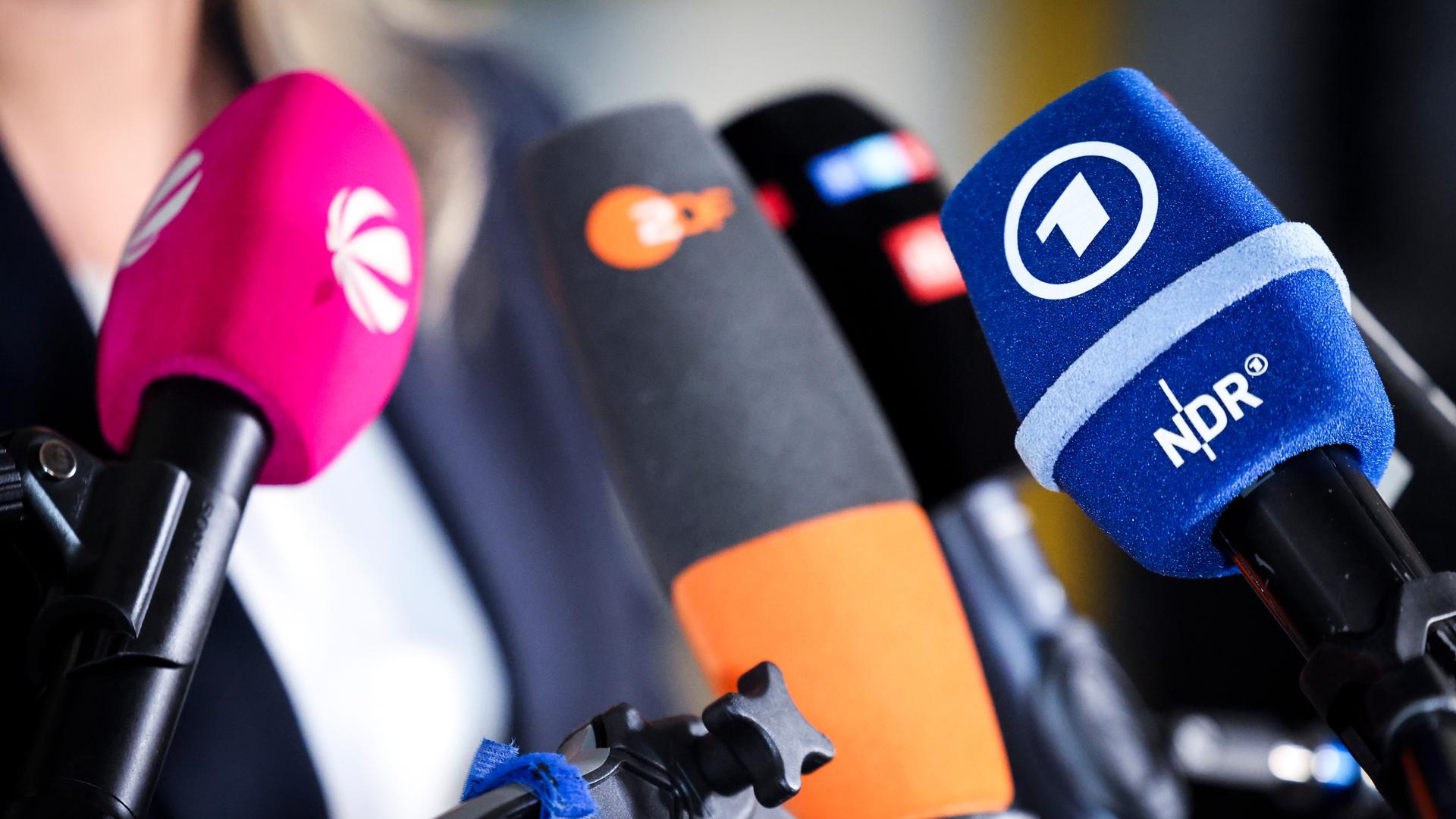 Mikrofone verschiedener Medien sind bei einem Statement wärend eines weiteren Verhandlungstags im Prozess wegen mutmaßlicher Kindesentführung im Landgericht Hamburg zu sehen. Mikrofone verschiedener Medien sind bei einem Statement wärend eines weiteren Verhandlungstags im Prozess wegen mutmaßlicher Kindesentführung im Landgericht Hamburg zu sehen.