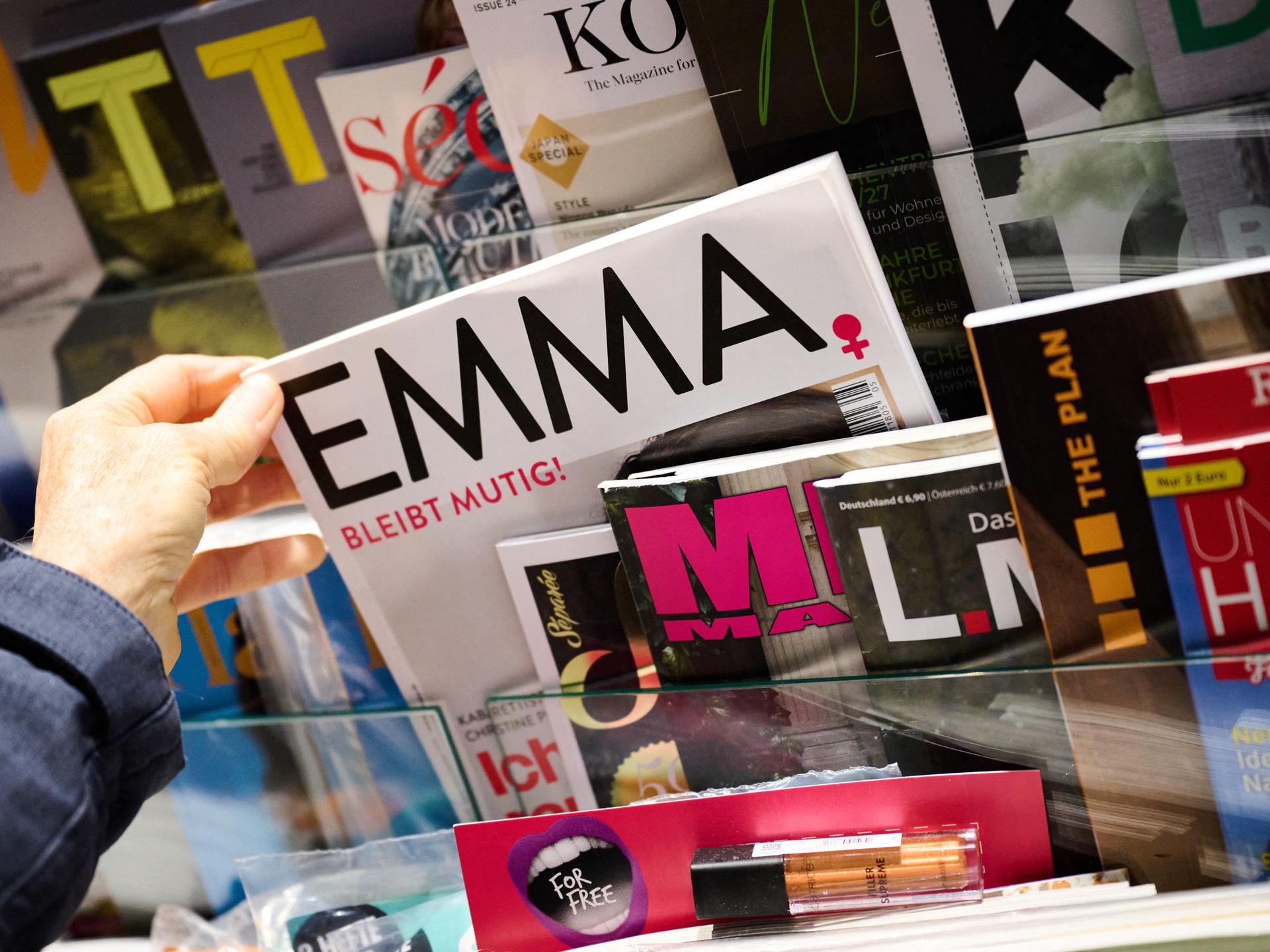 Die Zeitschrift "Emma" wird aus einem Zeitschriftenständer herausgezogen.
