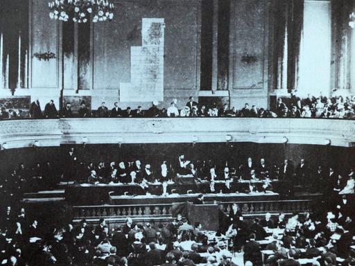Theodor Herzl spricht während des ersten Zionistenkongresses 1897 in Basel. 
