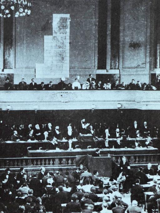 Theodor Herzl spricht während des ersten Zionistenkongresses 1897 in Basel. 
