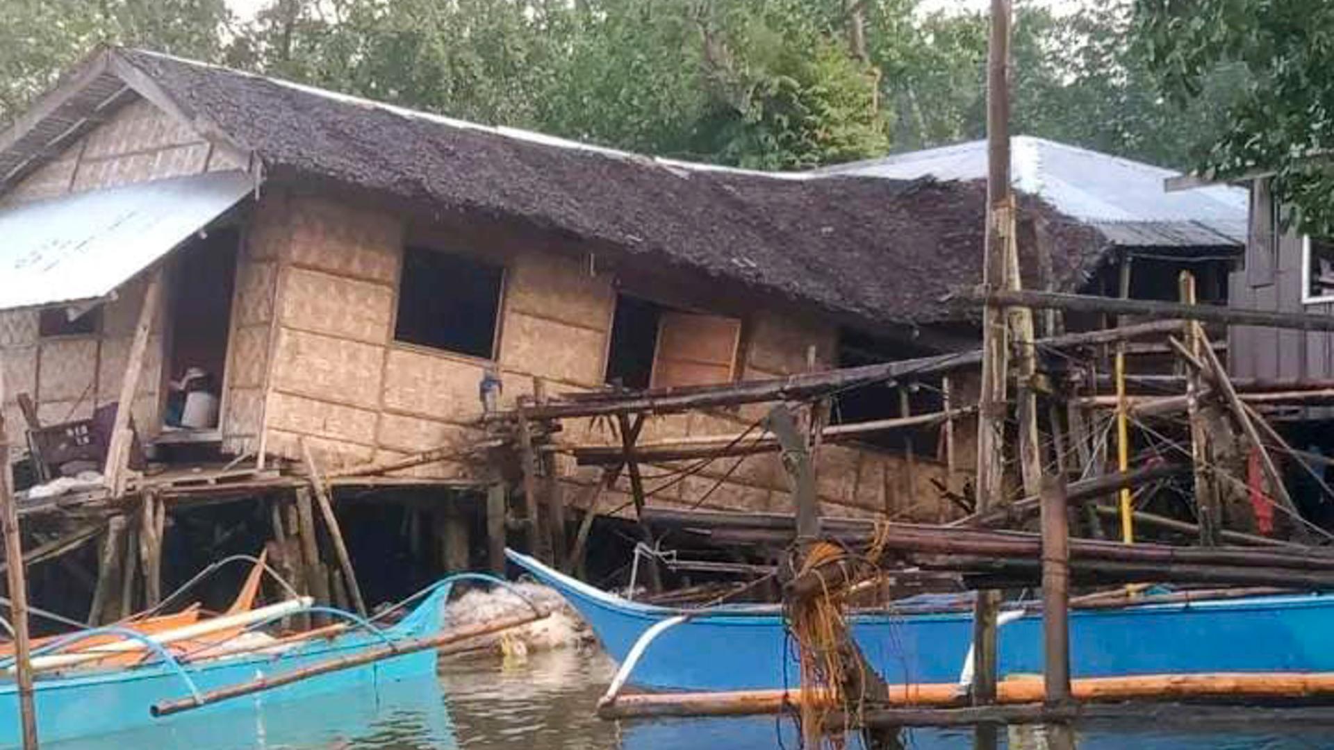 Ein beschädigtes Haus nach dem Erdbeben im Süden der Philippinen