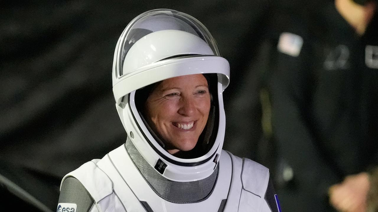 Die französische ESA-Astronautin Sophia Adenot lächelt. Sie trägt einen Astronautenanzug. 