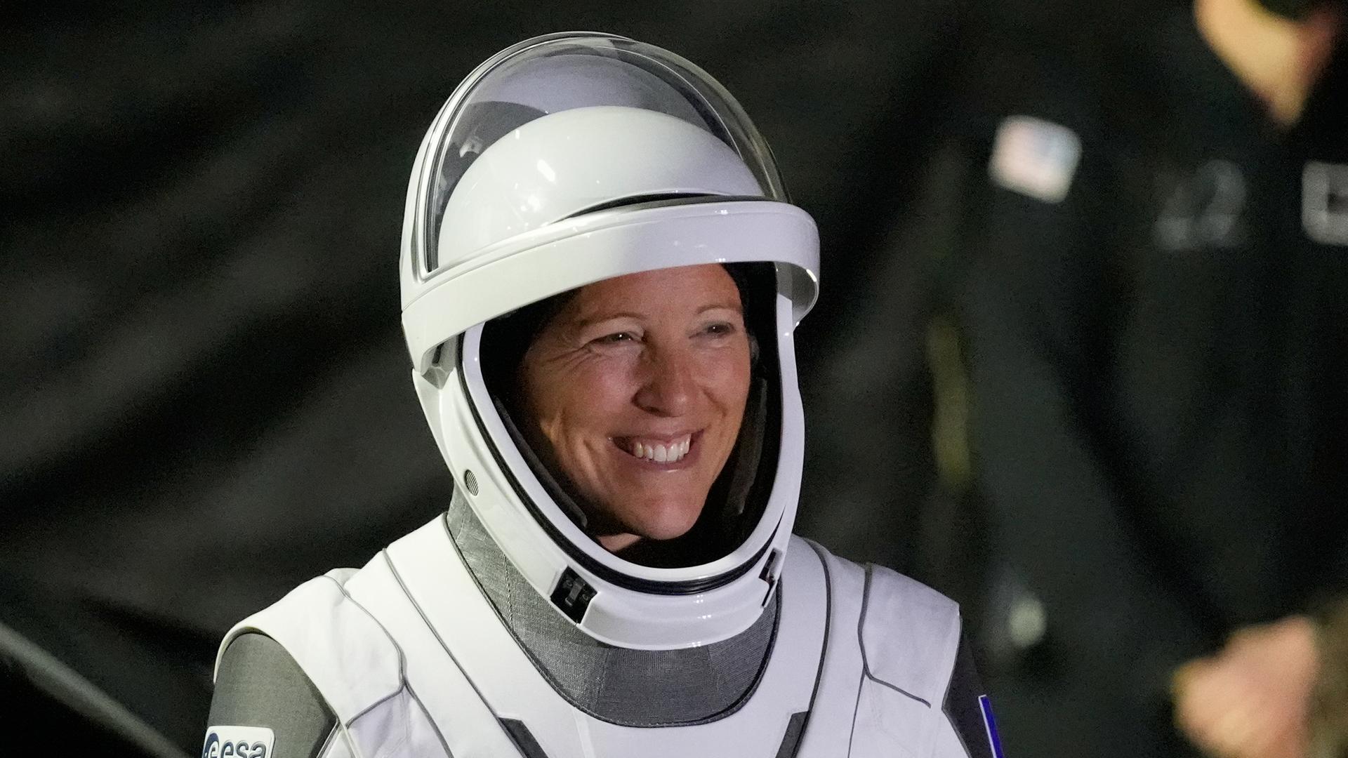Die französische ESA-Astronautin Sophia Adenot lächelt. Sie trägt einen Astronautenanzug. Die französische ESA-Astronautin Sophia Adenot lächelt. Sie trägt einen Astronautenanzug.
