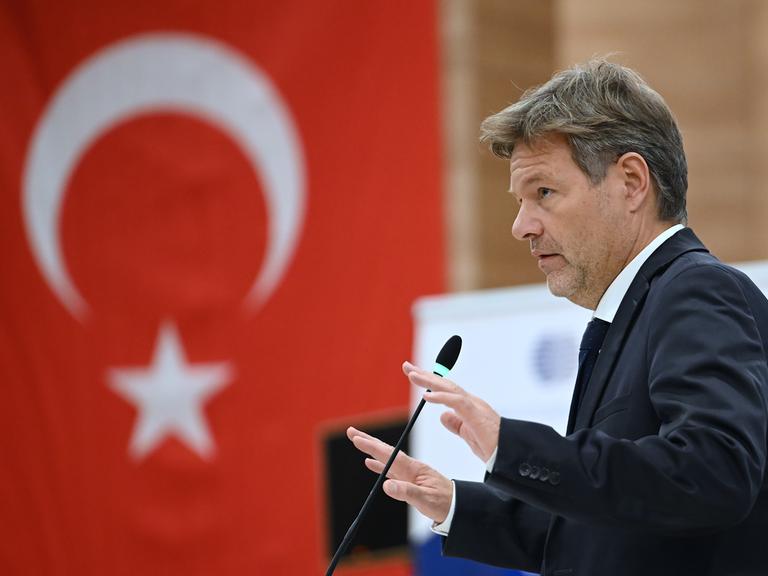 Wirtschaftsminister Robert Habeck spricht in der Türkei beim Deutsch-Türkischen Energieforum, im Hintergrund hängt eine türkische Flagge. 