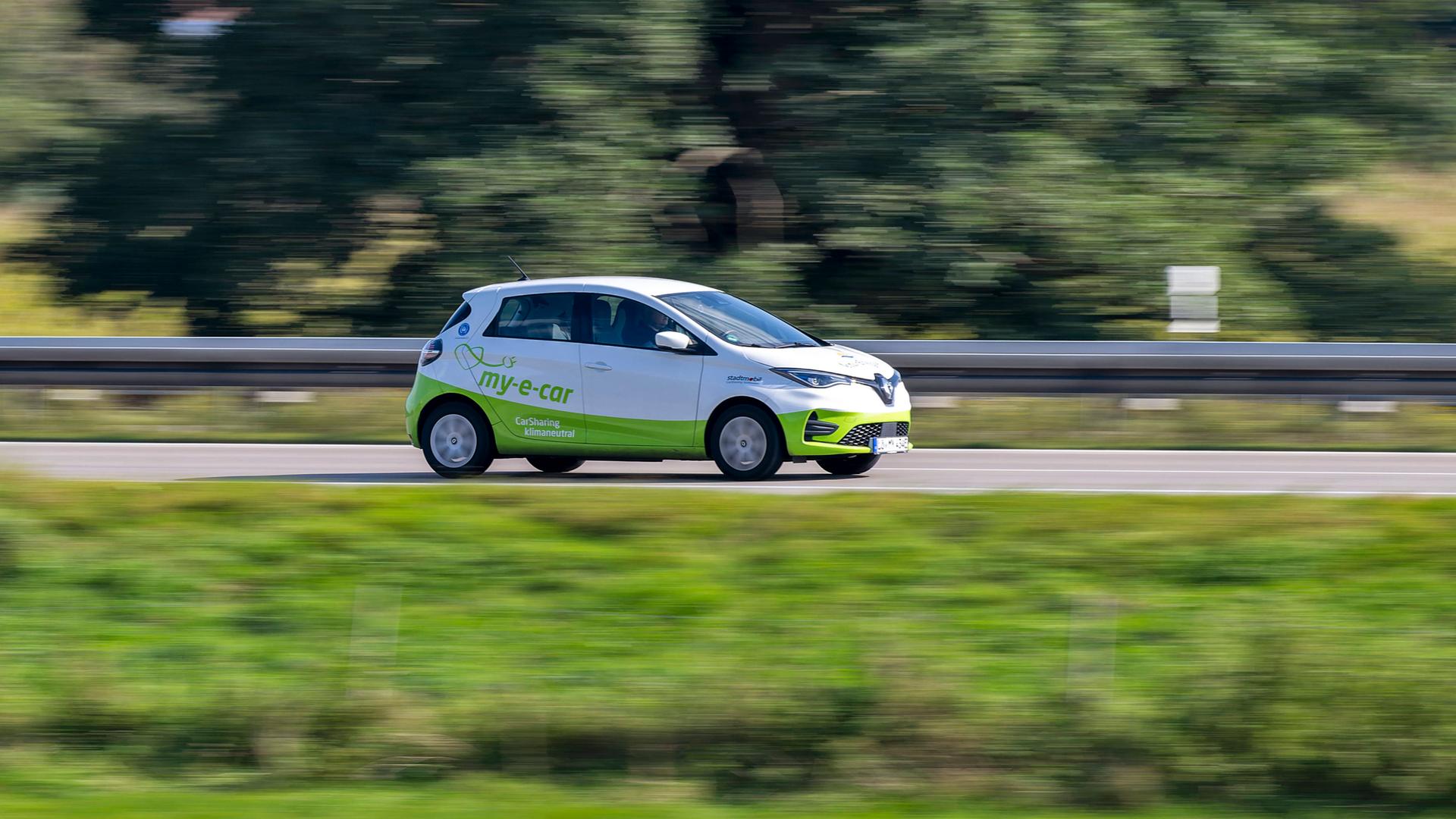 Ein Auto in voller Fahrt. Es fährt zum rechten Bildrand. Bewegungsunschärfe deutet die Bewegung des Fahrzeugs an. 