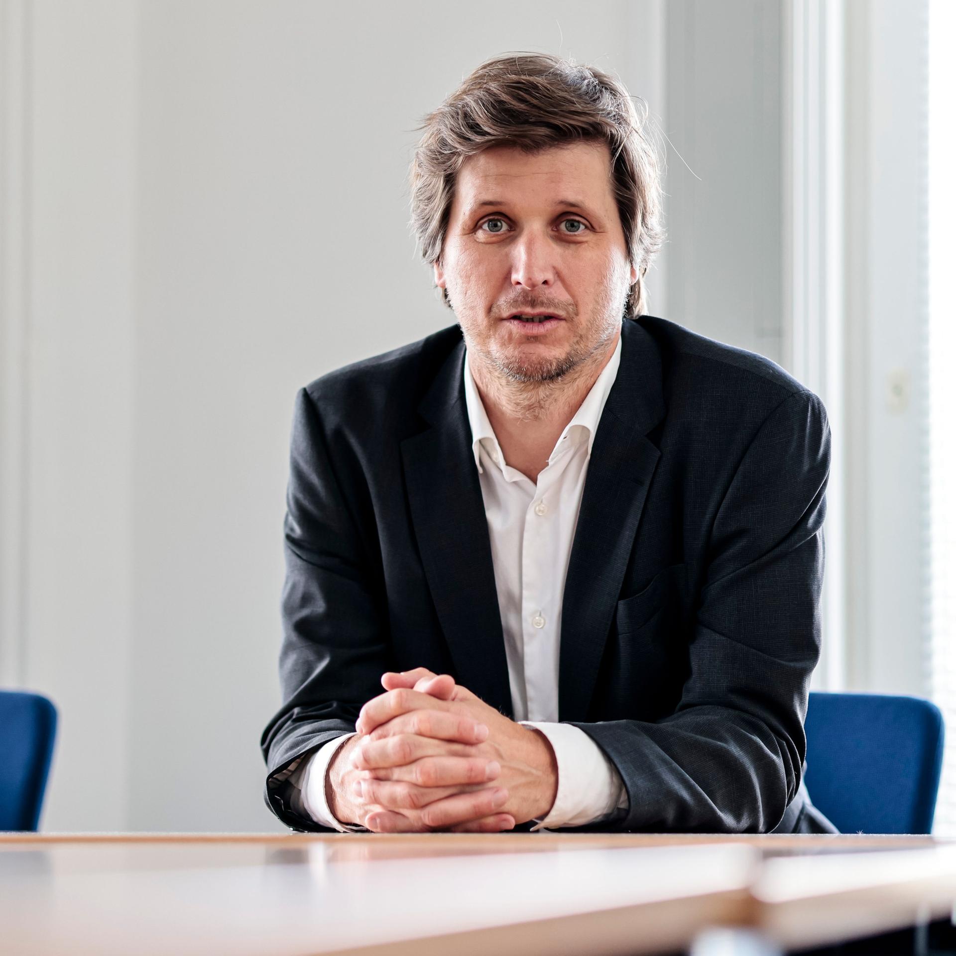 Das Foto zeigt ein Porträt des IfW-Präsidenten, Moritz Schularick.