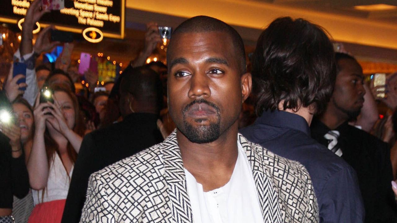 Rapper Kanye West im Februar 2025 in einem schwarz-weiß gemusterten Sakko 